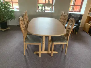 Spisebord i massiv bøg med to plader og 6 stole