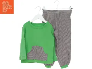 Sæt med trøje og bukser fra Entry (str. 110)