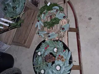 Dekorationer sælges og juletræ pynte og træer