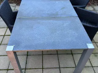 Fint bord med fire stole