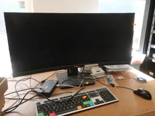 Computerskærm samt dockingstation