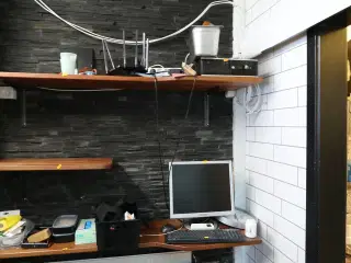 Computer HP, computerskærm SAMSUNG, div. Routere, tastatur m.m.