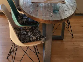 Unik ovalt spisebord I råt træ 