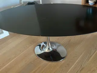 Ovalt Spisebord