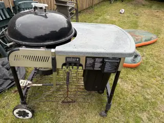 Bortgives gratis - Weber-grill med anretterbord