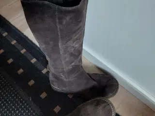 Pæn lang Ruskinds Støvle Mørk Brun str 38