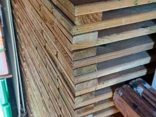 60 x 60 cm træfliser med støttekant. Teltgulv
