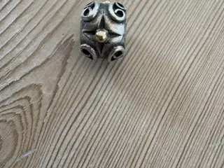 Charms i 925. Med 14 kt guldknapper