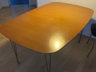 Spisebord med stålben og stole