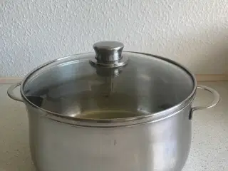 Stor gryde med glas låg
