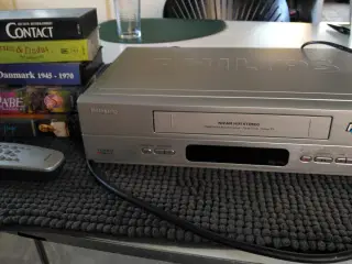 VHS- afspiller Philips inkl. 24 VHS-bånd.