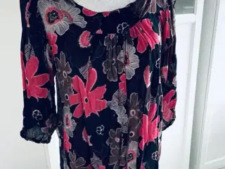 Bluse med blomster 
