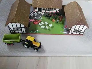 Bondegård med dyr og traktor