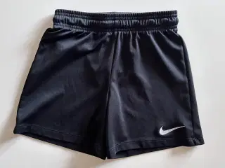 Nike DRI-FIT shorts, str. 128-137