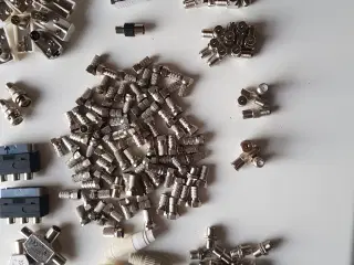 Antenne stik , F stik , Omformere , Samle led o.a.