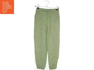 Bukser med blomsterprint fra H&M (str. 140)