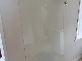 Glas skillevæg