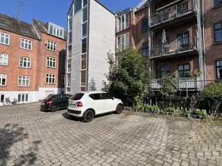 Ledig parkeringsplads i gård