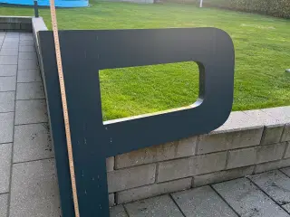Stort P fra facadeskilt