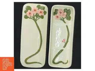 Keramik æske beholder med blomstermotiv i relief (str. 22 cm)