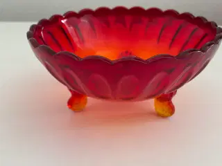 Rød glas skål med ben