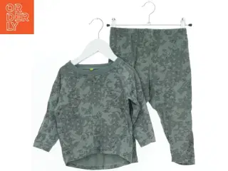 Grågrønt, mønstret sommersæt fra Best Behavior (str. 92)