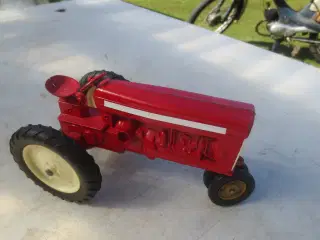 1 stk Modeltraktor International Made In USA