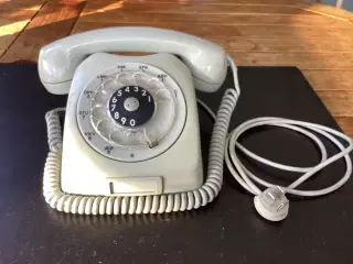 Ældre telefon med drejeskive til salg