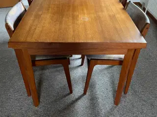 Spisebord med plader og stole
