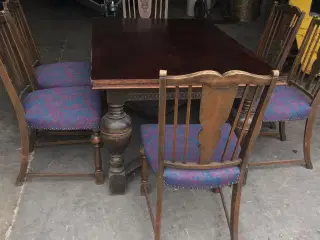 Spisebord og 6 stole i mørk eg 