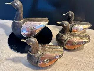 Antikke håndskårede andefigurer sælges