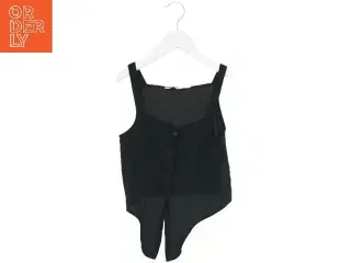 Sort top med knapper fra H&M (str. 146)