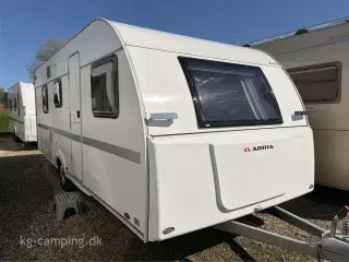 2021 - Adria Aviva 563 PT   Rummelig køjevogn og totalvægt på 1500 KG. Indeholder også 3m fortelt med fiberstænger.