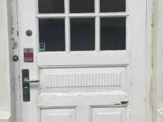 Flot gammel hoveddør med 6 charmerende glas felter