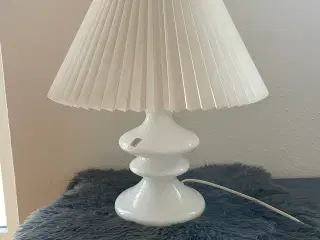 Holmegård bordlampe Mary opal med hvid skærm  
