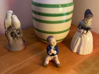Har 4 ting keramik figurer og vase.  til salg. 
