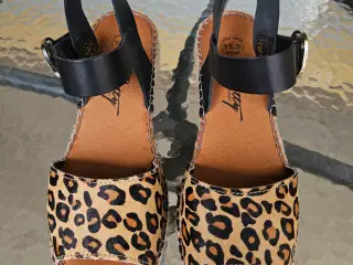 NYE BETTY LONDON SANDALER 