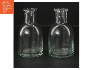 To små glasflasker (str. 11 cm. 2 styk)