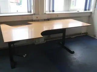 Stort skrivebord, reoler, printer m.v.