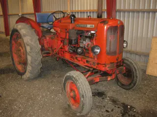 Nuffield  3 cyl traktor 