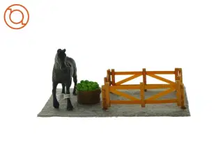 ny schleich hest med fold og tønde med æbler, Sæt med hesteudstyr