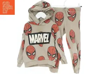 Marvel sæt med hættetrøje og bukser fra H&M (str. 110)