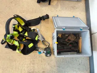 Kasse m. sikringsgrej samt div.