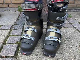 Skistøvler af mærket Lange og støvletaske