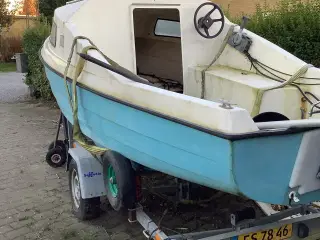 Kabinebåd med bådtrailer