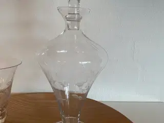 Karaffel med tilhørende glas.