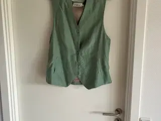 Vest med  bindebånd bag på.