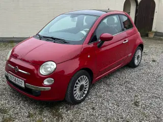 Fiat 500 1,2 med rød læderkabine og glastag