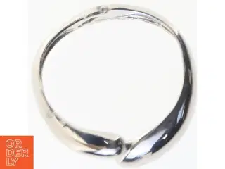 Sølvfarvet armbånd (str. Ø 6 cm)