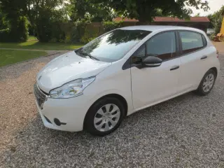 Peugeot 208 1.0 VTi År 2014. Km 123. 